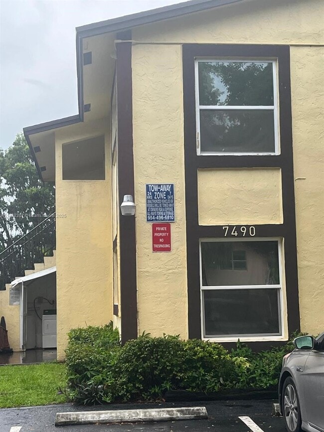 Building Photo - 7490 SW 10th Ct Unit 1-4 Rental