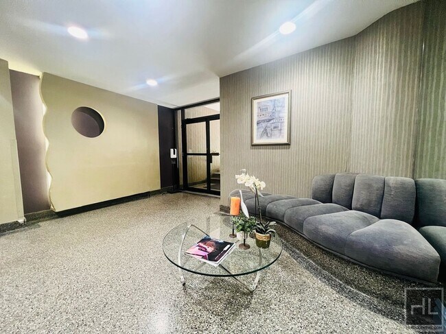 Photo - East 54th Street Unidad 1J