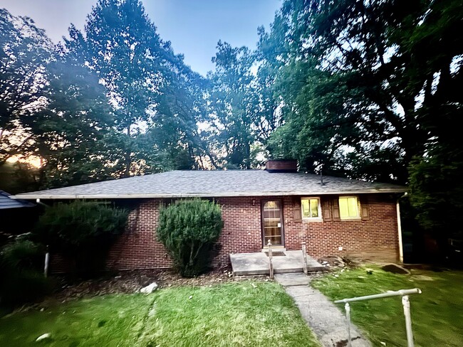 Building Photo - 690 Gordon Dr