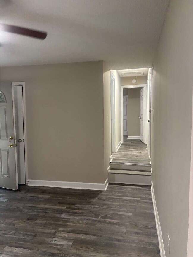 "Charming 3-Bed, 2-Bath Haven on Range Line Road – Your Memphis Retreat Awaits!"