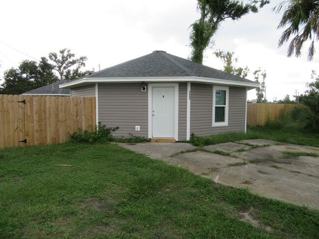 Building Photo - 1304 Grace Ave Unit 1304 B Grace Ave