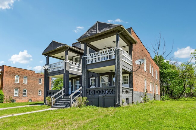 1825 Lakeview Rd Unit 2 Upper ( 1827 )