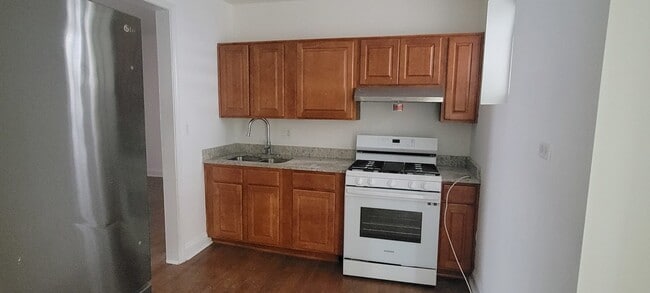 Photo - 930 W Belmont Ave Unit 205