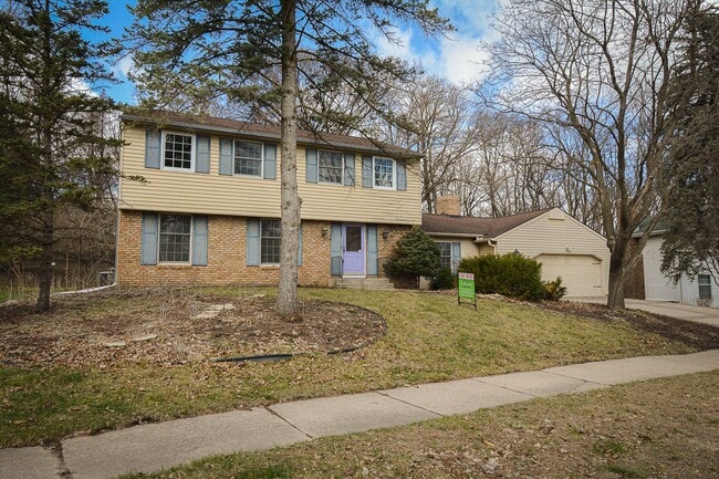 Building Photo - Unique, Conveniently Located, 4 bed 2.5 bath Home For Rent!