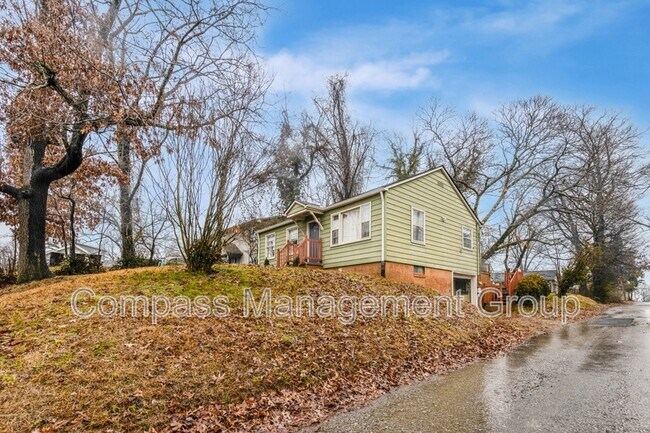 611 W Glenwood Ave NE