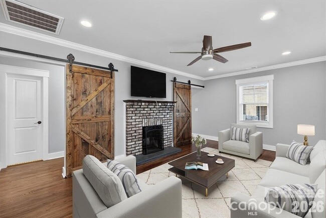 Photo - 307 E Peterson Dr