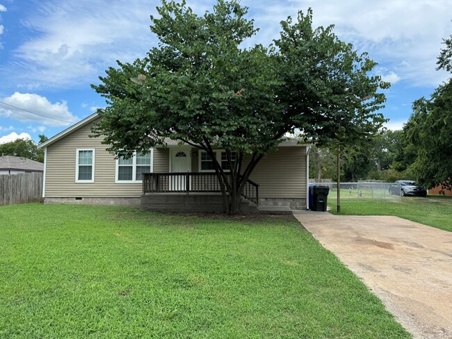 Building Photo - 2 bed with 1 bath home for rent in Norman....