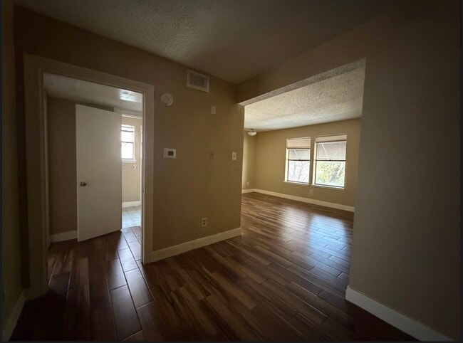 Building Photo - 1901 Brun St Unit D