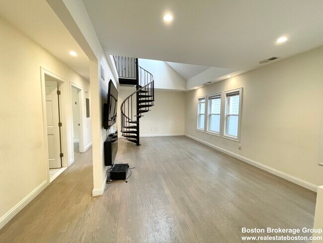 Photo - 21 Iroquois St Unit 2