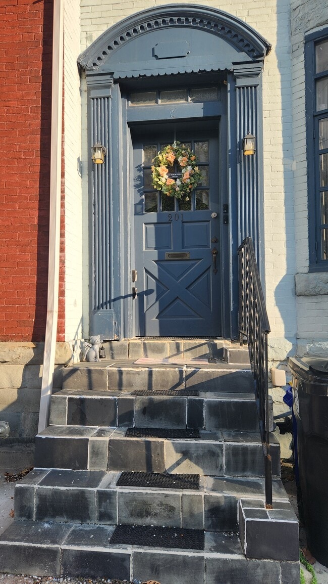 Building Photo - 201 Kelker St Unit Top Floor