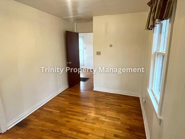 Photo - 210 1/2 Burton Ave