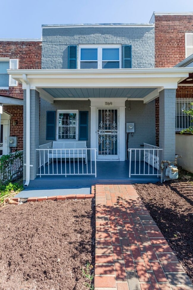 Building Photo - Trinidad Rowhome | 2 Bed | 1 Bath | 800 Sf | Large Fenced-In Front Porch & Fenced-in Backyard | 2...