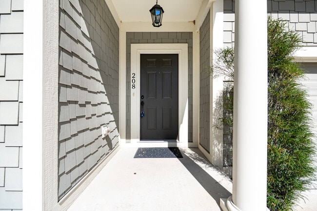 Photo - 208 Pointe Oakwood Way