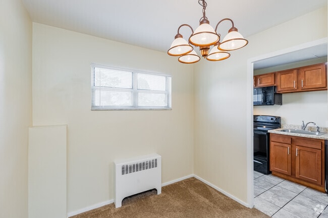 2BR, 1BA - 800SF - Dining Area