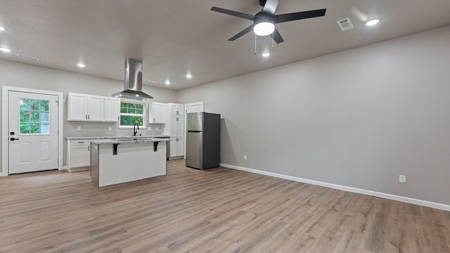 Photo - 152 W Hill St