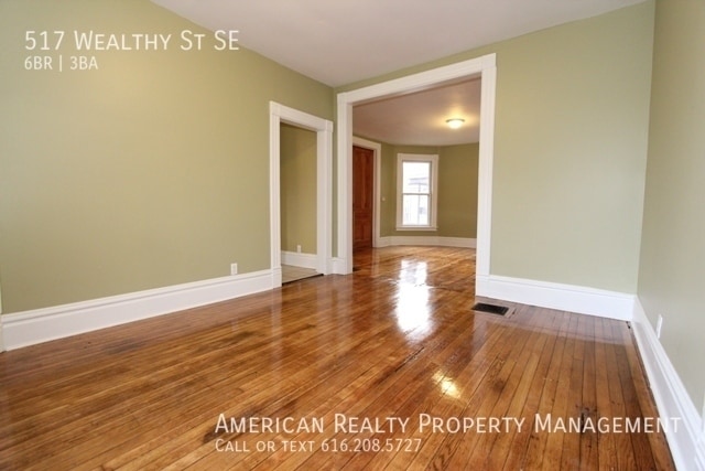 Photo - 517 Wealthy St SE