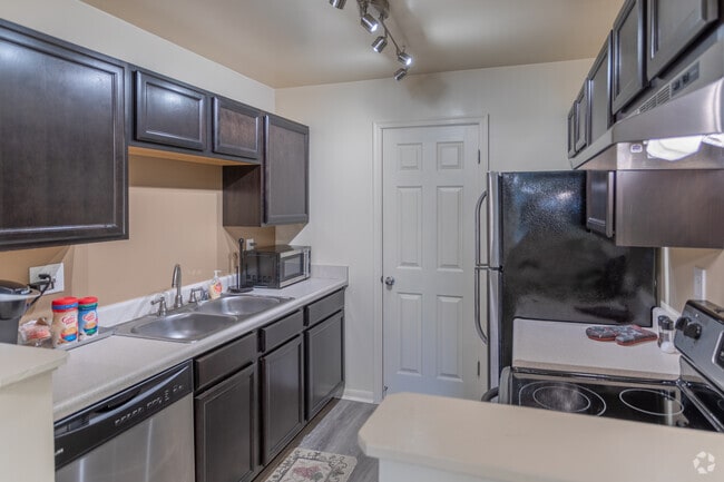2BR, 1BA - 900SF