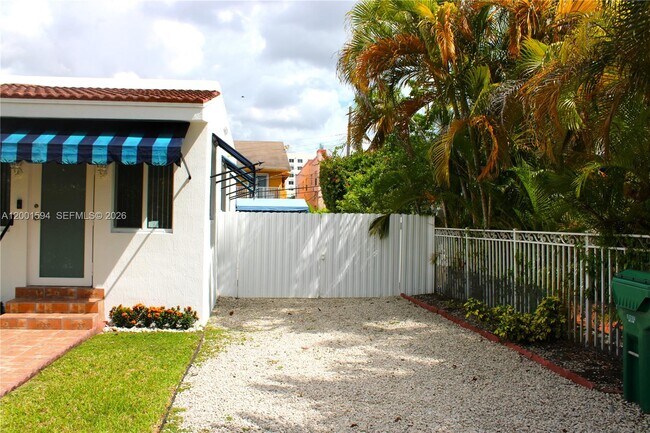 Photo - 2253 SW 10th St