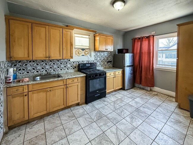 Building Photo - 341 Ave E Unit 2