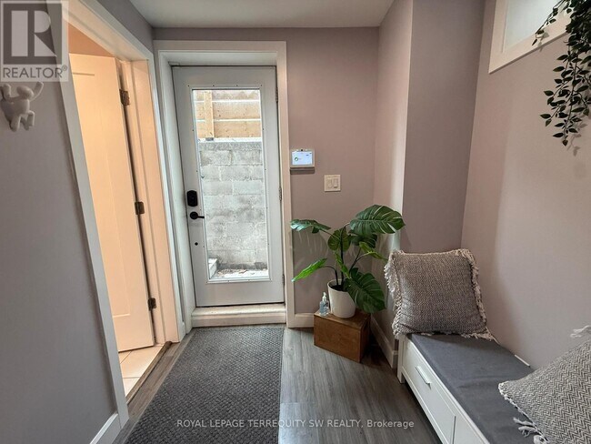 Photo - 2134 Dundas St W