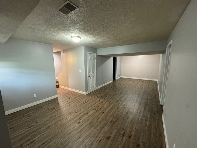 Photo - 2002 Andrew St SE