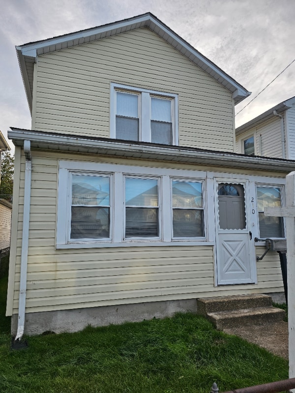 Building Photo - 210 Center St