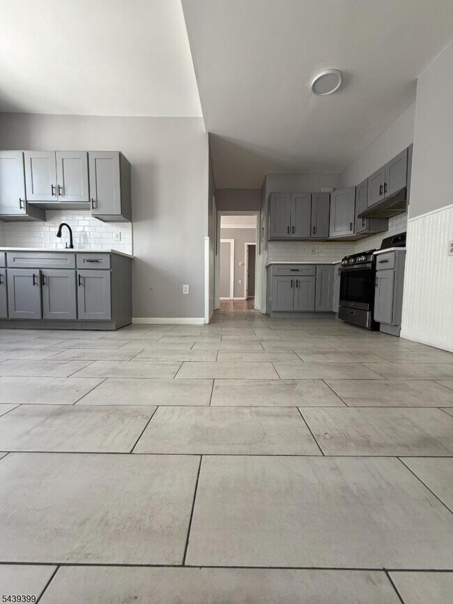 172 N 10th St Unit 2