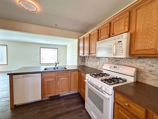 Photo - 2103 Kinnrow Ave NW