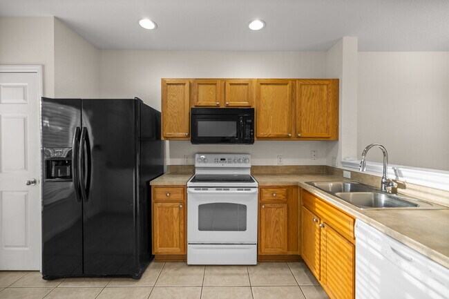 2BR Townhome in Wynchase | Dual Suites + Screened Lanai