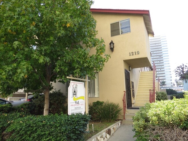 Building Photo - 1219 Barry Ave Unit 1 Rental
