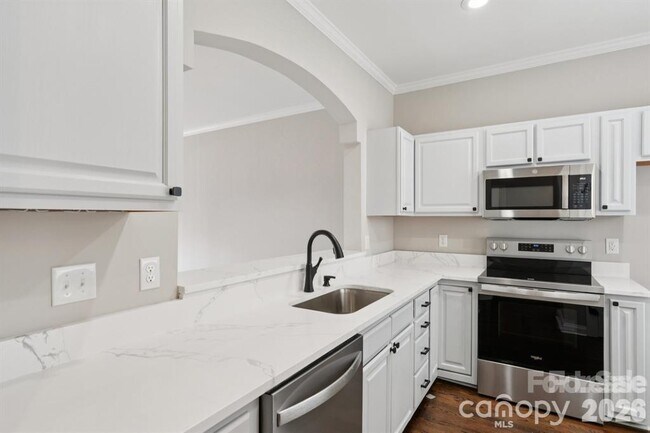Photo - 827 W 4th St