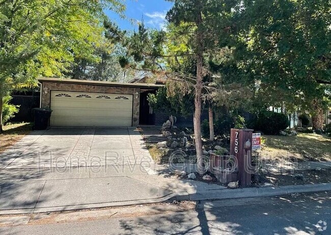 Building Photo - 756 E Pontiac Dr Rental
