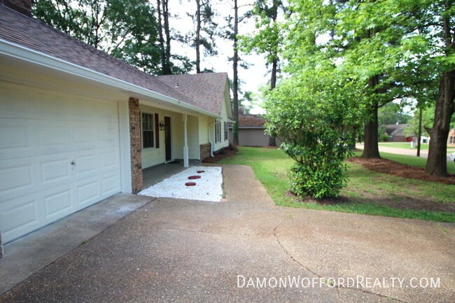 Photo - 308 Longmeadow Ct N
