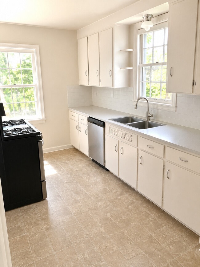 Building Photo - 1540 Packard St Unit room