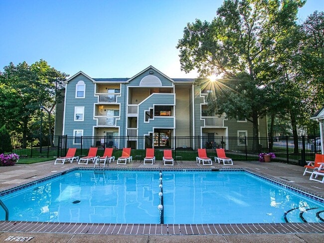 Sparkling Swimming Pool! - Southpointe Apartments