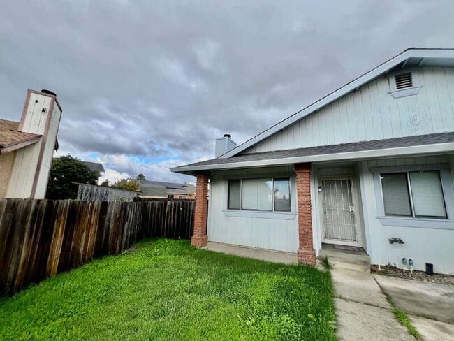 Photo - 827 Crested Dr