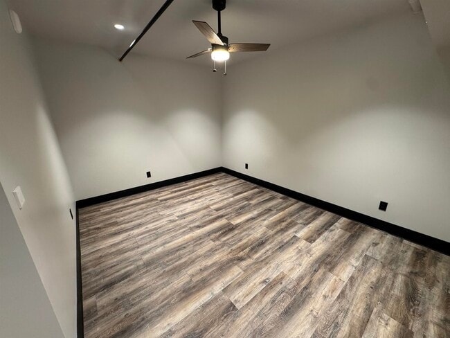 Photo - 826 W 8th St