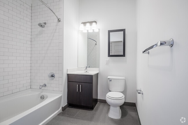 2BR, 2BA - 1,052SF - Bathroom