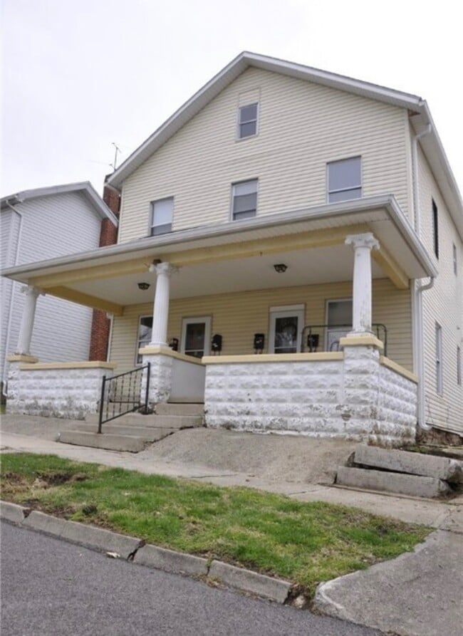 Building Photo - 221 W Somers St Unit 221 w Somers street