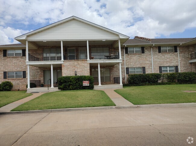 Front entrance & Covered patio - 2308 Indian Dr Unit 2308 Indian Drive Rental