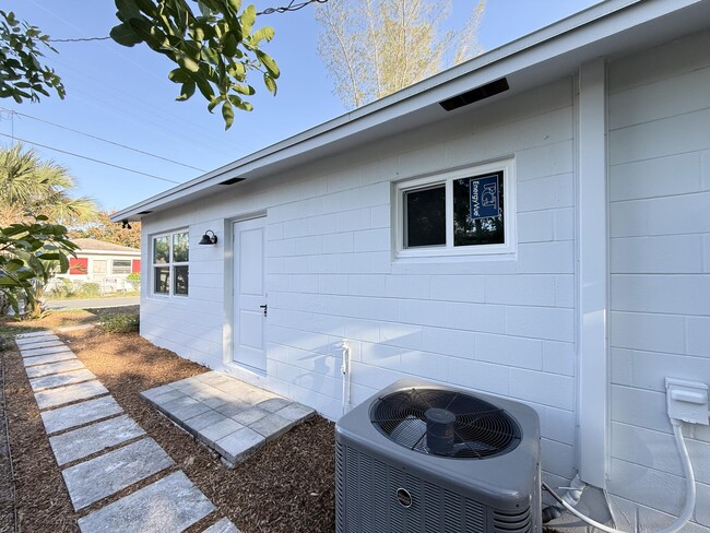 Photo - 912 SE Tarpon Ave