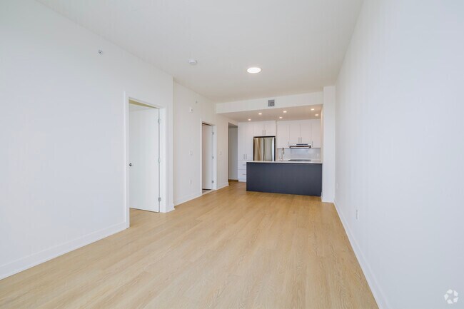 1BR, 1BA - 648SF - Living Room - Bellevue MTL