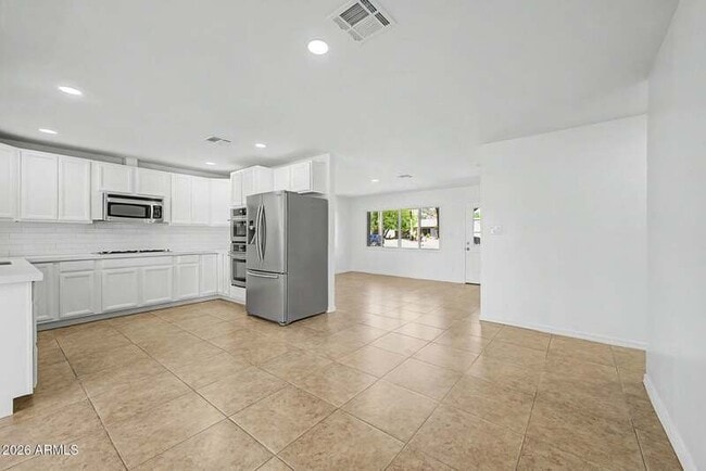 Building Photo - 2601 E Dahlia Dr
