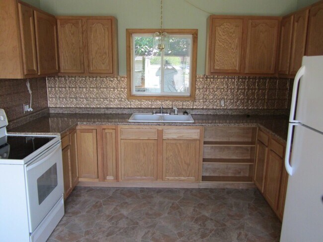 Photo - 3 bedroom house available June 1st! Lots of privacy with 1 room on each floor. Has central air.