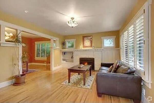 Building Photo - 121 NE 58th St Rental