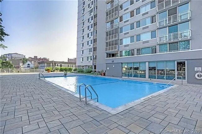 Building Photo - 1 Strawberry Hill Ave Unit 1E