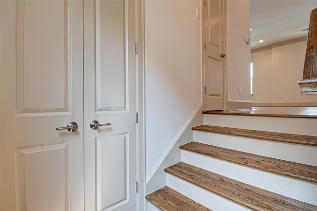 Building Photo - 4031 Bellefontaine Unit 127