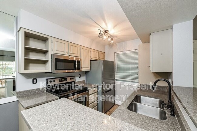 Photo - 650 S Main St