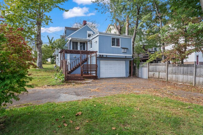 Photo - 518 Quaker Ln S