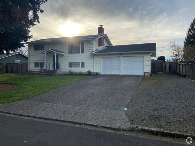 Building Photo - Charming 4 bed 2 bath Rental